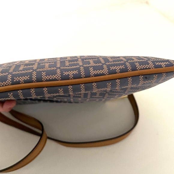 🎄. Cute Tommy Hilfiger Blue/Grey Fabric Crossbody Bag - Picture 9 of 10
